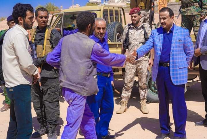 محافظ شبوة بن الوزير يوجه باستكمال توسعة وسفلتت شارع الشهيد قطن ويتفقد عدد من المرافق والطرق بالمحافظة