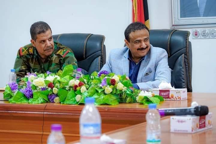 محافظ شبوة بن الوزير يعقد اجتماعا مع مجلس عتق الأهلي ويناقش معهم عدد من القضايا المتعلقة بالمتطلبات الخدمية لأبناء المدينة