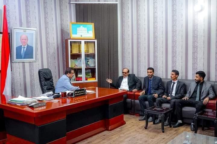 محافظ شبوة بن الوزير يلتقي بعدد من خريجي الدفعة الأولى علوم سياسية بجامعة عدن من أبناء المحافظة ويؤكد اهتمام السلطة المحلية بهم