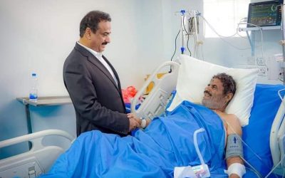 محافظ شبوة بن الوزير يزور وكيل المحافظة الأسبق سالم دهمش ويطمئن على صحته