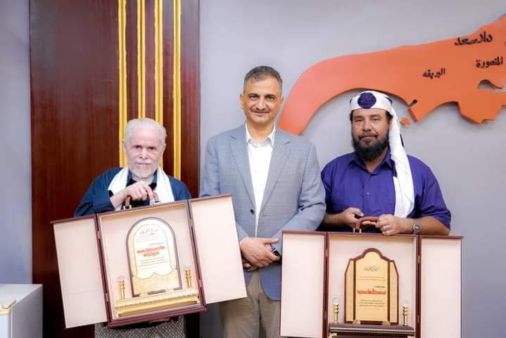 لملس يُكرم الشاعرين الكبيرين ثابث عوض اليهري ومحمد عبدالله “أبو حمدي”