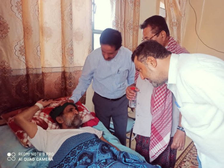 الشقي رئيس الهيئة التنفيذية لإنتقالي أبين يطمئن على صحة قاسم عبدالله  نائب محافظ أبين الأسبق