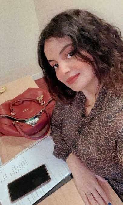 شابة عدنية تفتتح أول مطعم عدني في بريطانيا