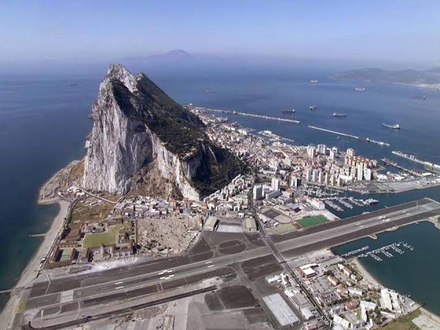 من أغرب المطارات في العالم “مطار جبل طارق”