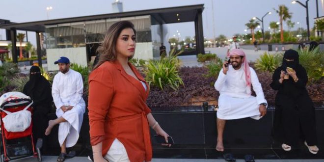 سعوديات من دون حجاب وعباءة في شوارع الرياض