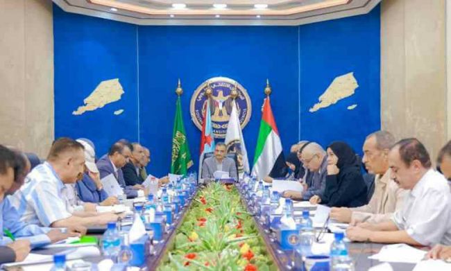 هيئة الرئاسة تشدد على الجدية في عمل الحكومة لتجفيف منابع الفساد في القطاع النفطي ونقل مقرات الشركات إلى العاصمة عدن