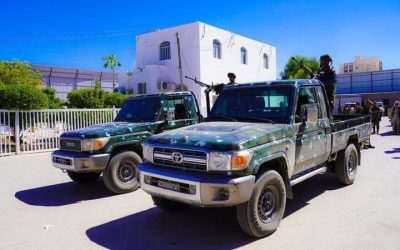 محافظ شبوة بن الوزير يدعم شرطة الدوريات وأمن الطرق وقوات الأمن الخاصة بالمحافظة بعدد من الأطقم والعيارات
