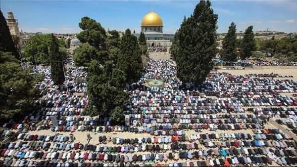 50 ألفاً يشهدون صلاة الجمعة في «الأقصى»
