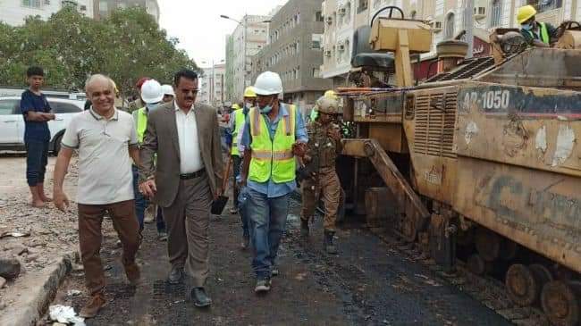 مدير عام المنصورة يدشن أعمال السفلتة بمشروع إعادة تأهيل الشارع الخلفي للسوق المركزي