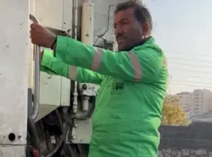 عامل نظافة أمين يعيد 30 ألف دولار.. وصدمة في تكريمه