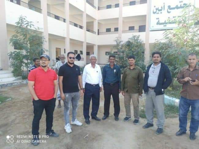 الدغاري والكثيري يدشنان صرف المساعدات المالية المقدمة من منظمة الصليب الاحمر في مديرية زنجبار