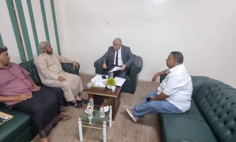لمناقشةاحتياجات سقطرى..  وزير الخدمة المدنية والتأمينات يلتقي محافظ سقطرى في عدن