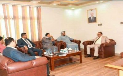 وزير النقل يناقش مع محافظ سقطرى اوضاع واحتياجات قطاع النقل بالمحافظة
