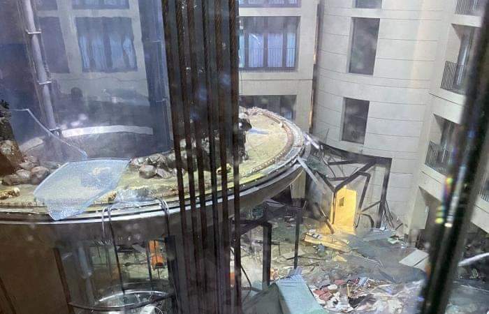 يحتوي على 1500 سمكة غريبة.. انفجار أكبر حوض أسماك في العالم ووقوع إصابات