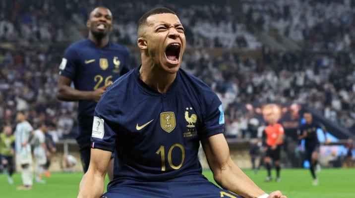 مبابي يفجرها: أنا أو ميسي في باريس سان جيرمان