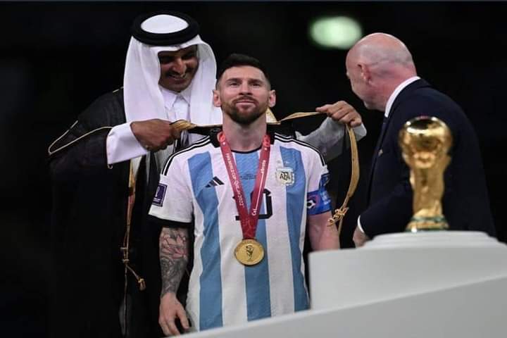 عربي يعرض مليون دولار لشراء «بشت» ميسي