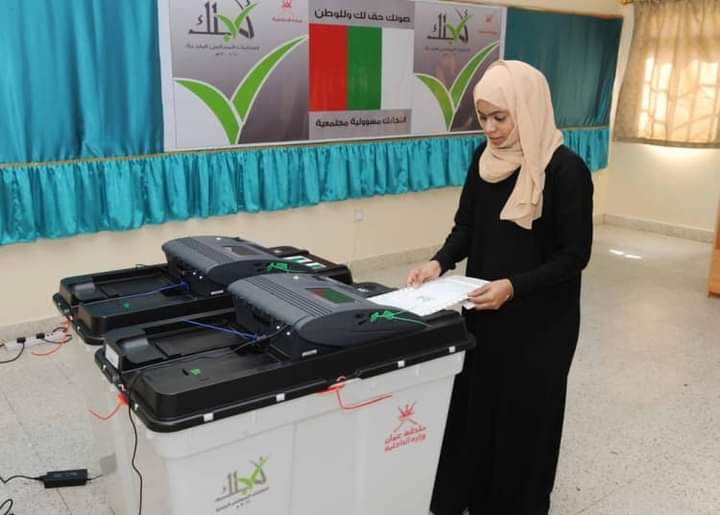 727 مرشحا بينهم 28 امرأة لعضوية المجالس البلدية بسلطنة عمان