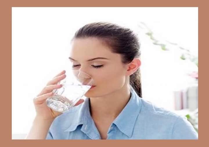 هل نحتاج حقا إلى شرب 8 أكواب من الماء يوميا؟