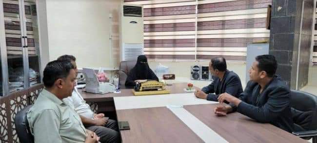 مناقشة أوجه التعاون المشترك بين إذاعتي سيئون والمكلا