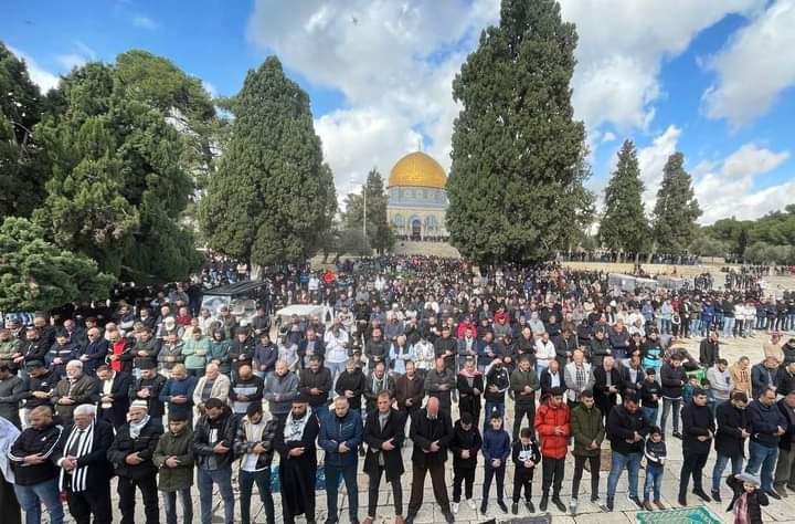 70 ألفاً يشهدون صلاة الجمعة في «الأقصى»