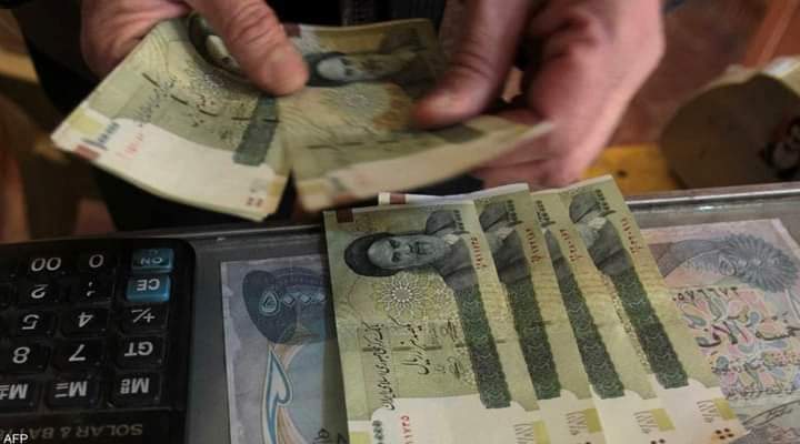 انهيار عملة إيران يطيح بمحافظ البنك المركزي