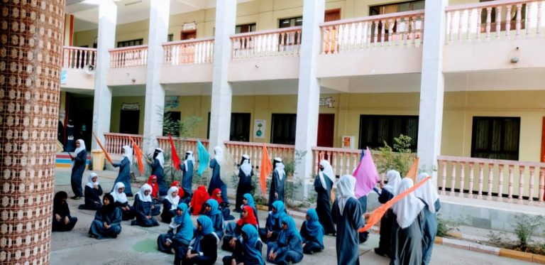 ثانوية عدن النموذجية للبنات تحي حفلا فنيا وخطابيا بمناسبة الذكرى ال55 لعيد الاستقلال الثلاثين من نوفمبر