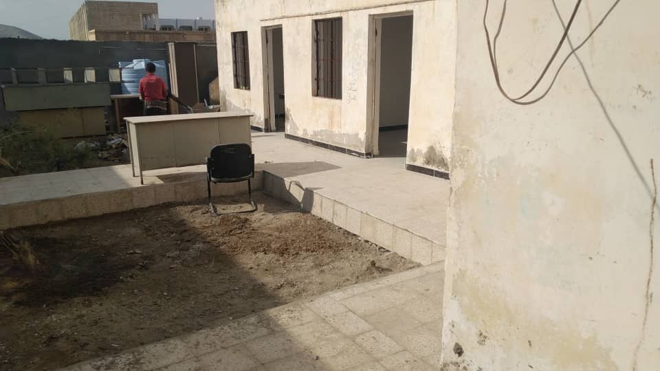 بتوجيهات المحافظ ابن الوزير.. استمرار العمل بتأهيل وترميم المجمع الإداري القديم برضوم
