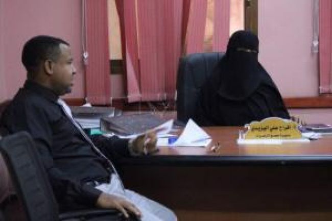 إدارة الشباب بانتقالي حضرموت تقدم كتب منهجية لمجمع الزهراء التعليمي بالمكلا