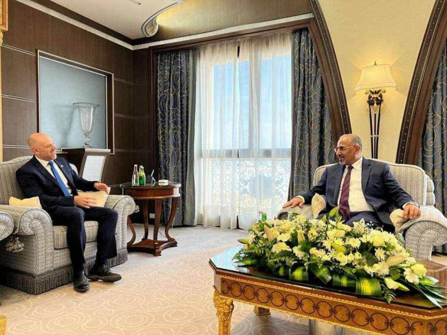 لدى لقائه السفير البريطاني… الرئيس الزُبيدي يطالب بتدخل دولي وإقليمي عاجل لإنقاذ الاقتصاد المنهار