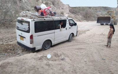 اللواء الرابع حزم يبادر بإصلاح طريق حيوي بطور الباحة