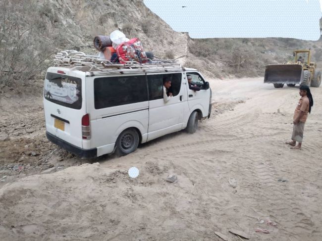 اللواء الرابع حزم يبادر بإصلاح طريق حيوي بطور الباحة