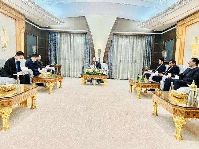 الرئيس الزُبيدي يدعو الصين لافتتاح سفارتها بعدن ويثمن دورها الاقتصادي