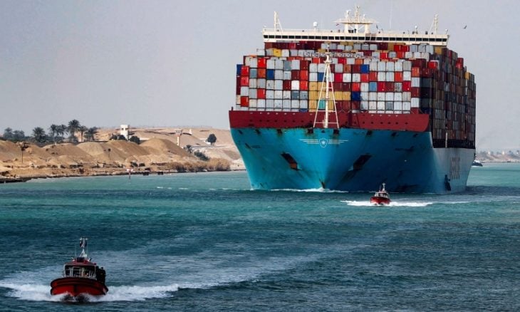 إعادة تعويم السفينة الجانحة في قناة السويس