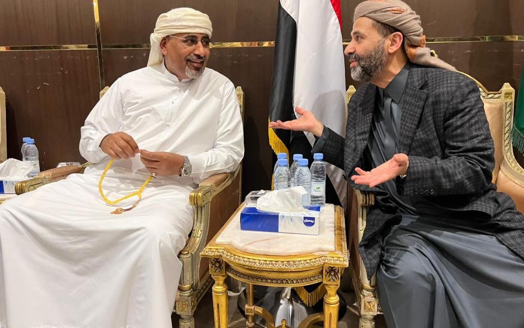 الرئيس عيدروس يؤدي واجب العزاء في وفاة الشيخ صادق الأحمر