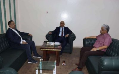 *وزيرا الصناعة والتجارة والخدمة المدنية ومدير المؤسسة الاقتصادية يناقشون ترتيبات الخيمة الرمضانية بعدن*