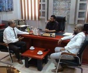 مدير مستشفى الجمهورية بعدن يكرم مدير عام المؤسسة الاقتصادية