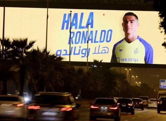 رونالدو يطارد ميسي على لقب “الأعلى أجراً” في العالم