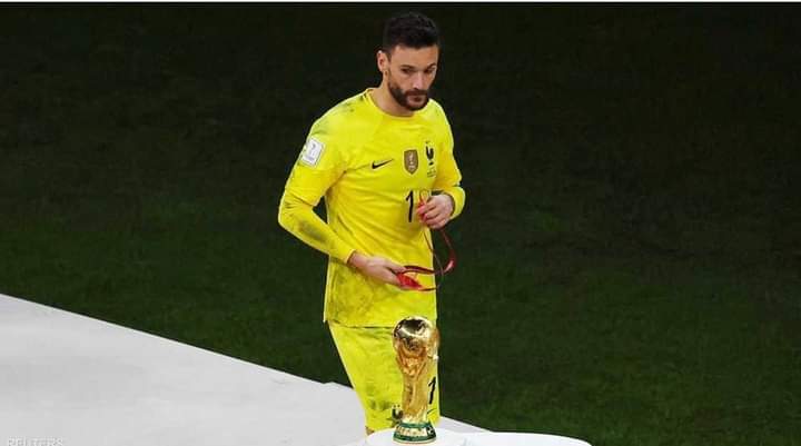 لوريس يخلع قفاز “الديوك” نهائيا