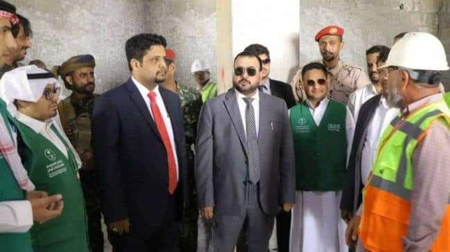 وزير الأشغال العامة يتفقد الأعمال بمشروع مدينة الملك سلمان التعليمية والطبية بالمهرة