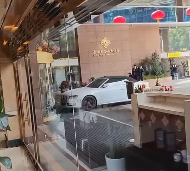 بسبب لابتوب.. شاب غاضب يقتحم فندقا بسيارته