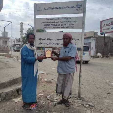 مدير عام مديرية خنفر “اليوسفي” يكرم مدير مؤسسة البركة للتجارة  والمقاولات بدرع تقديري