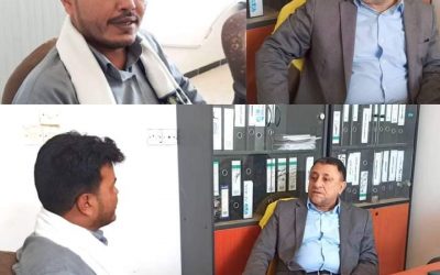 السيد مهدي الحامد أمين عام محلي أبين يناقش مع مسؤول منطقة شقرة الساحلية الاحتياجات الأساسية من مياه وكهرباء وتعليم وصحة
