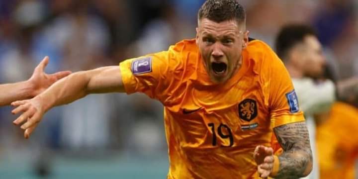 لاعب اليونايتد الجديد يرتدي قميص تيليس