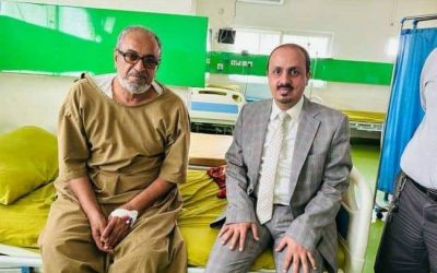 وزير الاعلام يطمئن على حالة المخرج والفنان قاسم عمر