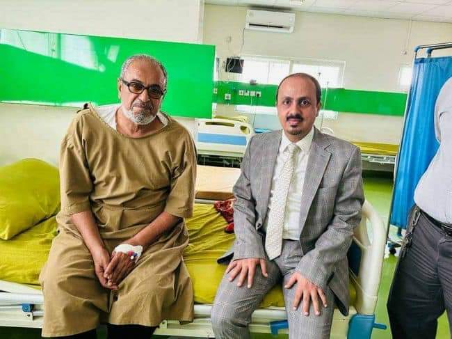 وزير الاعلام يطمئن على حالة المخرج والفنان قاسم عمر