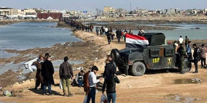 مشجع عراقي يعبر بحيرة سباحة لدخول ملعب البصرة