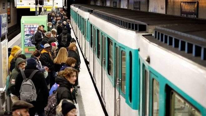 إضرابات في فرنسا احتجاجاً على خطط ماكرون لإصلاح نظام التقاعد