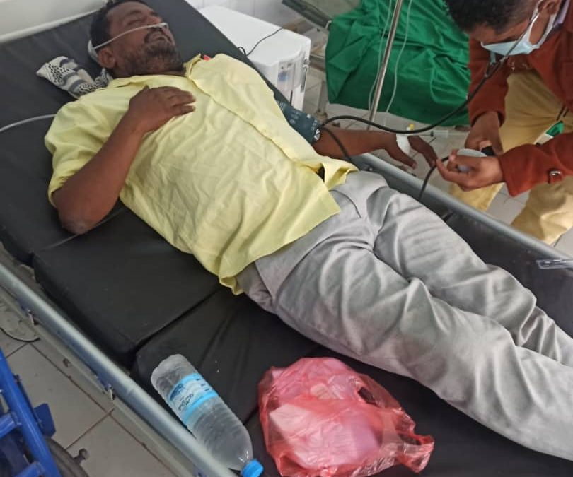 قيادات في الحزب الاشتراكي تطمئن على صحة سكرتير اول منظمة الحزب بمديرية زنجبار