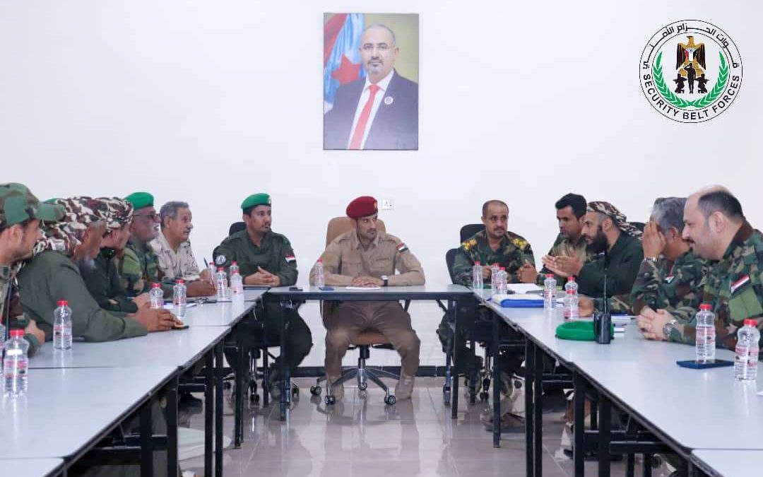 العميد الربيعي يترأس الاجتماع الدوري للقيادة العامة لقوات الحزام الأمني