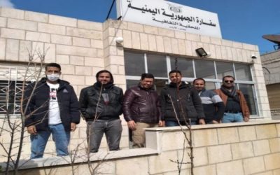 أطباء يمنيون مبتعثون  في الأردن يواصلون الأعتصام أمام الملحقية الثقافية اليمنية